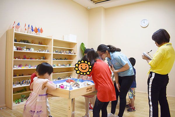 兒童心理疏導(dǎo)玩沙盤游戲